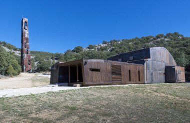 COVARRUBIAS, SPAIN - 25 Ekim 2017: Modern ahşap ve metalik İskandinav tarzı şapel. San Olav, Covarrubias, Burgos ili, İspanya.  