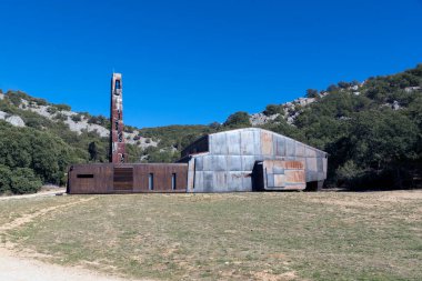 COVARRUBIAS, SPAIN - 25 Ekim 2017: Modern ahşap ve metalik İskandinav tarzı şapel. San Olav, Covarrubias, Burgos ili, İspanya.  