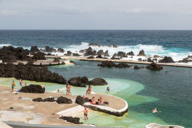 PORTO MONIZ, MADEIRA, PORTUGAL - 8 Eylül 2017: Atlantik Okyanusu 'ndaki Porto Moniz' in doğal kaya havuzundaki insanlar.