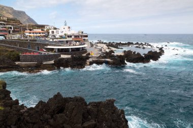  Atlantik Okyanusu 'ndaki Porto Moniz' de doğal kaya havuzu ve otel..