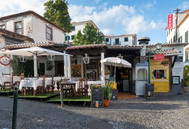 FUNCHAL, MADEIRA, PORTUGAL - 9 Eylül 2017: Portekiz 'in Madeira adasının başkenti Funchal' ın canlı tarihi merkezinde bar ve restoranların açık hava terasları