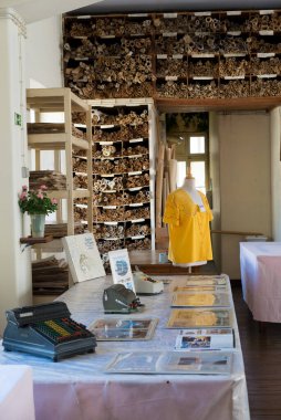 FUNCHAL, MADEIRA, PORTUGAL - 5 Eylül 2017: Funchal 'daki bir atölyede nakış işlemek için şablon ve elementler. Nakış işçiliği Madeira 'da çok popülerdir.