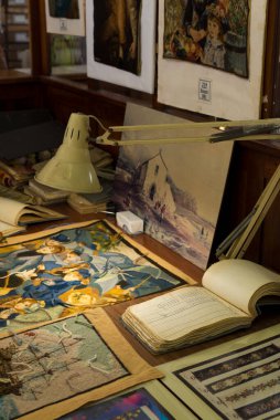 FUNCHAL, MADEIRA, PORTUGAL - 5 Eylül 2017: Funchal 'daki bir atölyede nakış işlemek için şablon ve elementler. Nakış işçiliği Madeira 'da çok popülerdir.