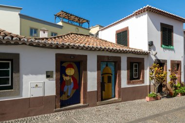 FUNCHAL, MADEIRA, PORTUGAL SEPTEMBER 7 2017: Funchal şehrinin tarihi merkezi, daha çok bilinen adıyla Zona Velha (Eski Şehir), bu bölgeyi kalıcı bir sanat galerisine dönüştüren Boyalı Kapılar Projesini sunar.. 