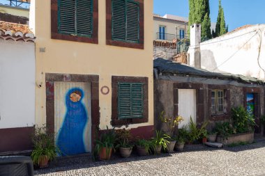 FUNCHAL, MADEIRA, PORTUGAL SEPTEMBER 7 2017: Funchal şehrinin tarihi merkezi, daha çok bilinen adıyla Zona Velha (Eski Şehir), bu bölgeyi kalıcı bir sanat galerisine dönüştüren Boyalı Kapılar Projesini sunar.. 