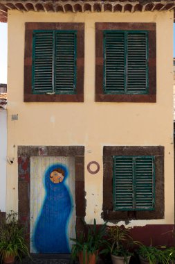 FUNCHAL, MADEIRA, PORTUGAL SEPTEMBER 7 2017: Funchal şehrinin tarihi merkezi, daha çok bilinen adıyla Zona Velha (Eski Şehir), bu bölgeyi kalıcı bir sanat galerisine dönüştüren Boyalı Kapılar Projesini sunar.. 