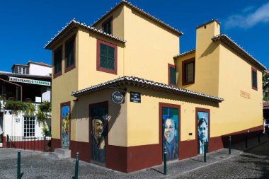 FUNCHAL, MADEIRA, PORTUGAL SEPTEMBER 7 2017: Funchal şehrinin tarihi merkezi, daha çok bilinen adıyla Zona Velha (Eski Şehir), bu bölgeyi kalıcı bir sanat galerisine dönüştüren Boyalı Kapılar Projesini sunar.. 