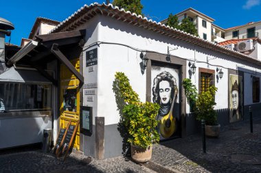FUNCHAL, MADEIRA, PORTUGAL SEPTEMBER 7 2017: Funchal şehrinin tarihi merkezi, daha çok bilinen adıyla Zona Velha (Eski Şehir), bu bölgeyi kalıcı bir sanat galerisine dönüştüren Boyalı Kapılar Projesini sunar.. 