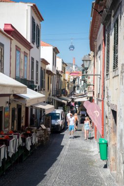 FUNCHAL, MADEIRA, PORTUGAL - 7 Eylül 2017: Portekiz 'in başkenti Madeira' nın başkenti Funchal 'ın canlı tarihi merkezindeki bar ve restoranların açık hava teraslarındaki insanlar
