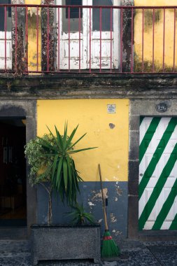 FUNCHAL, MADEIRA, PORTUGAL SEPTEMBER 7 2017: Funchal şehrinin tarihi merkezi, daha çok bilinen adıyla Zona Velha (Eski Şehir), bu bölgeyi kalıcı bir sanat galerisine dönüştüren Boyalı Kapılar Projesini sunar.. 