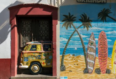 FUNCHAL, MADEIRA, PORTUGAL SEPTEMBER 7 2017: Funchal şehrinin tarihi merkezi, daha çok bilinen adıyla Zona Velha (Eski Şehir), bu bölgeyi kalıcı bir sanat galerisine dönüştüren Boyalı Kapılar Projesini sunar.. 