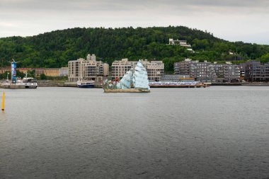 OSLO, NORway - 7 Haziran 2017: Oslo Opera Binası önündeki yüzen heykel, İtalyan sanatçı Monica Bonvicini tarafından yaratılan çelik ve camdan yapılmıştır. 