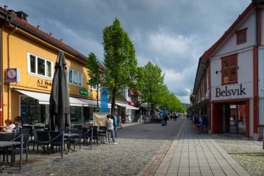 LILLEHAMER, NORway - 6 HAZİRAN 2017: bir bahar günü şehir merkezinde. Lillehammer Şehri 1994 Kış Olimpiyatları 'ydı..