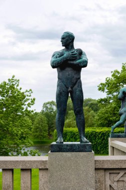 OSLO, NORway - 7 Haziran 2017: Vigeland Park 'ta Gustav Vigeland' ın heykelleri