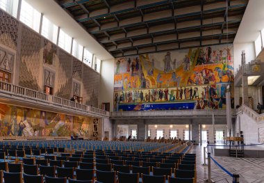 OSLO, NORway - 7 Haziran 2017: Oslo Belediye Binası. İnşaat 1931 'de başladı, ancak 1950' deki resmi açılıştan önce II. Dünya Savaşı 'nın patlak vermesiyle durduruldu.