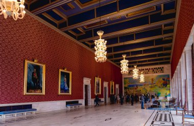 OSLO, NORway - 7 Haziran 2017: Oslo Belediye Binası. İnşaat 1931 'de başladı, ancak 1950' deki resmi açılıştan önce II. Dünya Savaşı 'nın patlak vermesiyle durduruldu.