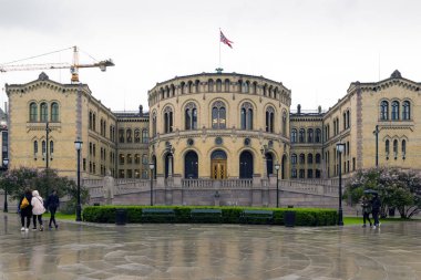 OSLO, NORway - 7 Haziran 2017: Gökyüzü bulutlu Oslo Parlamentosu.