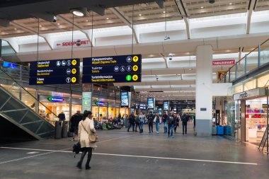 OSLO, NORway - 7 Haziran 2017: Oslo Merkez İstasyonu Gezginleri.