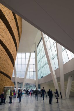 OSLO, NORway - 7 Haziran 2017: Oslo Opera Binası girişi. Yüksek teknoloji iç mekan.