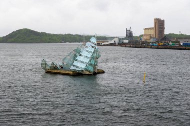 OSLO, NORway - 7 Haziran 2017: Oslo Opera Binası önündeki yüzen heykel, İtalyan sanatçı Monica Bonvicini tarafından yaratılan çelik ve camdan yapılmıştır. 