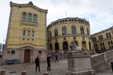 OSLO, NORway - 7 Haziran 2017: Gökyüzü bulutlu Oslo Parlamentosu.