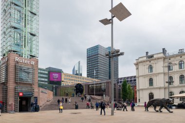 OSLO, NORway - 8 Haziran 2017: 2000 yılının yıldönümünde Elena Engelsen tarafından yapılan büyük bronz kaplan heykeli Merkez İstasyonu önüne dikildi.