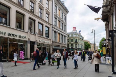 OSLO, NORway - 8 Haziran 2017: Karl Johans kapısı Norveç 'in Oslo şehrinin ana caddesidir. Sokağa, aynı zamanda 14. Charles John olarak da bilinen Kral III. Charles John 'un anısına isim verildi.. 