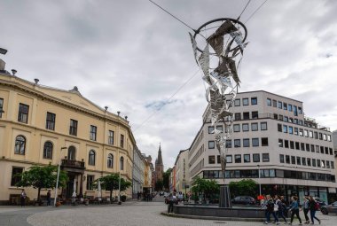 OSLO, NORway - 8 Haziran 2017: Norveç 'in Oslo kentindeki St. Olavs Plass' ta Işık Pınarı