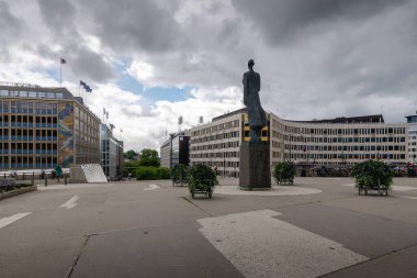 OSLO, NORway - 8 Haziran 2017: Henrik Ibsens kapısında yer alan Kral 7. Haakon Anıtı
