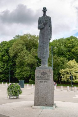 OSLO, NORway - 8 Haziran 2017: Henrik Ibsens kapısında yer alan Kral 7. Haakon Anıtı
