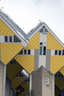 ROTTERDAM, NETHERLANDS - 16 Mayıs 2017: Küp evler, Hollanda 'da Rotterdam ve Helmond' da inşa edilen ve mimar Piet Blom tarafından tasarlanan ve 
