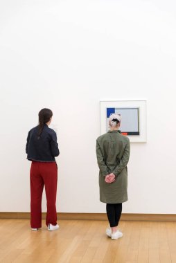 AMSTERDAM, NETHERLANDS - 15 Mayıs 2017: Amsterdam Stedelijk Müzesi modern ve çağdaş sanat ve tasarıma adanmış uluslararası bir müzedir.. 