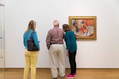 AMSTERDAM, NETHERLANDS - 15 Mayıs 2017: Amsterdam Stedelijk Müzesi modern ve çağdaş sanat ve tasarıma adanmış uluslararası bir müzedir.. 