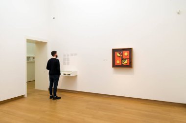 AMSTERDAM, NETHERLANDS - 15 Mayıs 2017: Amsterdam Stedelijk Müzesi modern ve çağdaş sanat ve tasarıma adanmış uluslararası bir müzedir.. 