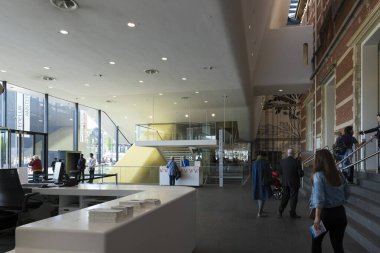 AMSTERDAM, NETHERLANDS - 15 Mayıs 2017: Amsterdam Stedelijk Müzesi modern ve çağdaş sanat ve tasarıma adanmış uluslararası bir müzedir.. 