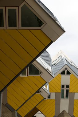 ROTTERDAM, NETHERLANDS - 16 Mayıs 2017: Küp evler, Hollanda 'da Rotterdam ve Helmond' da inşa edilen ve mimar Piet Blom tarafından tasarlanan ve 