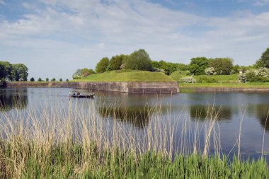 NAARDEN - NETHERLANDS - 13 Mayıs 2017: Naarden, güçlendirilmiş duvarları ve hendekleri olan bir yıldız kalesi örneğidir. Hendek ve duvarlar onarıldı..