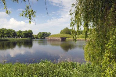 NAARDEN - NETHERLANDS - 13 Mayıs 2017: Naarden, güçlendirilmiş duvarları ve hendekleri olan bir yıldız kalesi örneğidir. Hendek ve duvarlar onarıldı..