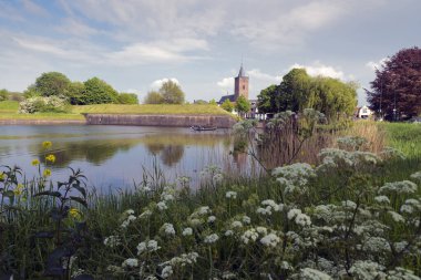 NAARDEN - NETHERLANDS - 13 Mayıs 2017: Naarden, güçlendirilmiş duvarları ve hendekleri olan bir yıldız kalesi örneğidir. Hendek ve duvarlar onarıldı..