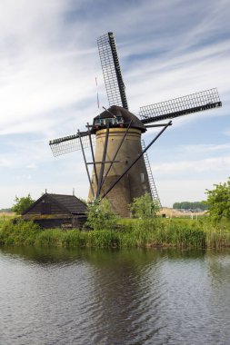 KINDERDIJK, NETHERLANDS - 14 Mayıs 2017: Hollanda 'nın Güney Hollanda eyaletinde yer alan bir Hollanda kentidir ve uluslararası bir anıt olarak Unesco tarafından belirlenen 19 değirmeniyle dünyaca ünlüdür..