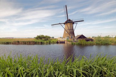 KINDERDIJK, NETHERLANDS - 14 Mayıs 2017: Hollanda 'nın Güney Hollanda eyaletinde yer alan bir Hollanda kentidir ve uluslararası bir anıt olarak Unesco tarafından belirlenen 19 değirmeniyle dünyaca ünlüdür..