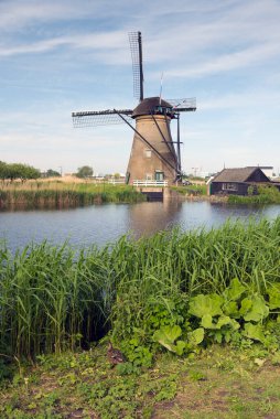 KINDERDIJK, NETHERLANDS - 14 Mayıs 2017: Hollanda 'nın Güney Hollanda eyaletinde yer alan bir Hollanda kentidir ve uluslararası bir anıt olarak Unesco tarafından belirlenen 19 değirmeniyle dünyaca ünlüdür..