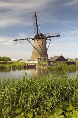 KINDERDIJK, NETHERLANDS - 14 Mayıs 2017: Hollanda 'nın Güney Hollanda eyaletinde yer alan bir Hollanda kentidir ve uluslararası bir anıt olarak Unesco tarafından belirlenen 19 değirmeniyle dünyaca ünlüdür..