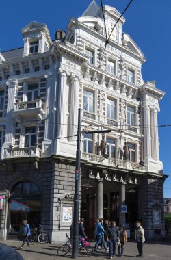 The HAGUE, NETHERLANDS - 5 Mayıs 2016: The Passage, Hollanda 'da 19. yüzyılda Avrupa ve Amerika' nın önde gelen şehirlerinde popüler olan bu tip kapalı alışveriş caddelerinin kalan tek örneğidir..