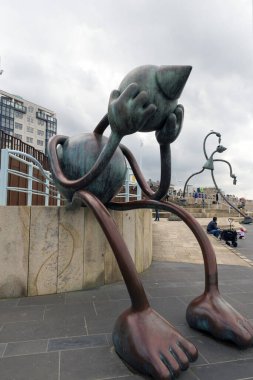 HAG, NETHERLANDS 5 Mayıs 2016: Tom Otterness Peri Masalları Deniz Boyunca Scheveningen Sahili.