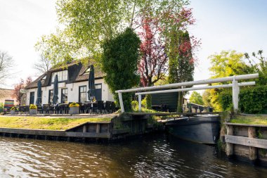 GIETHOORN, NETHERLANDS - 11 Mayıs 2017: Giethoorn Hollanda 'nın Overijssel eyaletinde bir köydür. Steenwijkerland belediyesinde, Steenwijk 'in yaklaşık 5 km güneybatısında yer almaktadır.. 