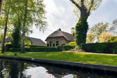 GIETHOORN, NETHERLANDS - 11 Mayıs 2017: Giethoorn Hollanda 'nın Overijssel eyaletinde bir köydür. Steenwijkerland belediyesinde, Steenwijk 'in yaklaşık 5 km güneybatısında yer almaktadır.. 