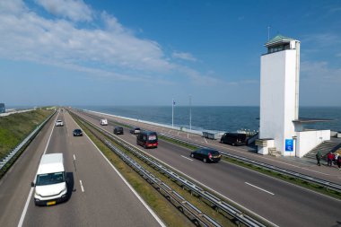 WIERINGEN, NETHERLANDS - 11 Mayıs 2017: Afsluitdijk, yaya köprüsünden görülen gözlem kulesi