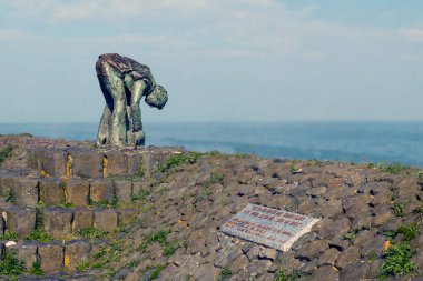 WIERINGEN, NETHERLANDS - 11 Mayıs 2017: Hollanda 'daki Afsluitdijk' te Steenzetter Heykeli. Afsluitdijk Hollanda 'da büyük bir barajdır..