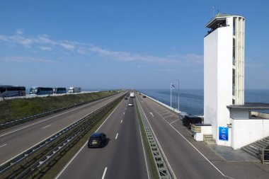 WIERINGEN, NETHERLANDS - 11 Mayıs 2017: Afsluitdijk, yaya köprüsünden görülen gözlem kulesi